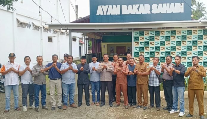 Kapolres Pasaman Barat AKBP Agung Tribawanto berfoto bersama tokoh masyarakat, niniak mamak, dan pemerintah nagari di Pondok Ayam Bakar Sahabi Lingkuang Aua Baru.