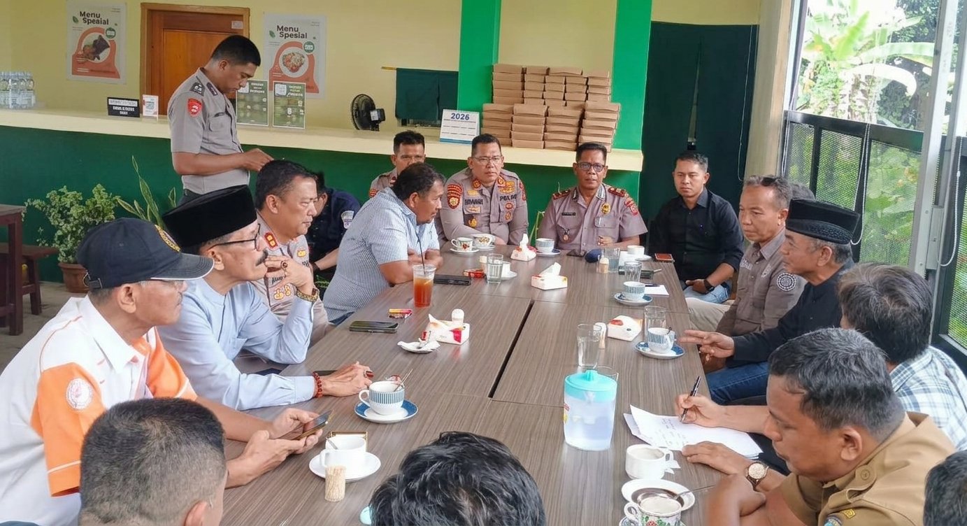 Kapolres Pasaman Barat AKBP Agung Tribawanto berdiskusi bersama tokoh masyarakat dan pemerintah nagari di Pondok Ayam Bakar Sahabi.