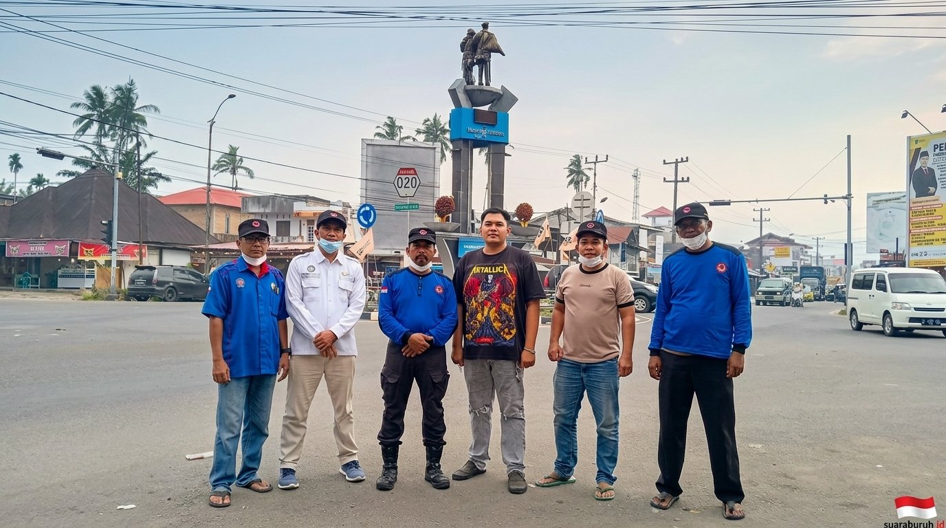 KSPSI Pasaman Barat membagikan masker di Bundaran Simpang Empat