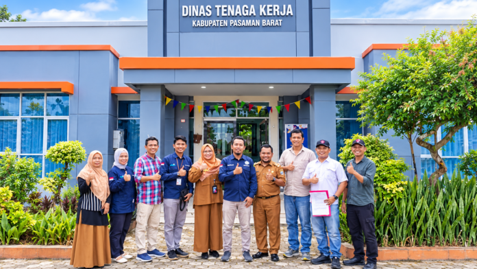 Foto bersama di depan Kantor Disnaker Pasaman Barat terkait pemberitaan sengketa hak buruh Davit Lukmana